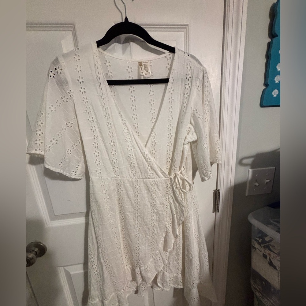 😍Japna %100 Cotton White Eyelet wrap dress size medium